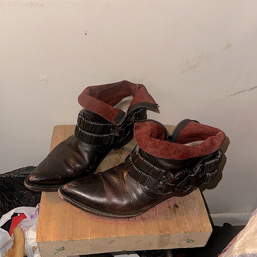 Boots size 8 1/2 freebird by Steven